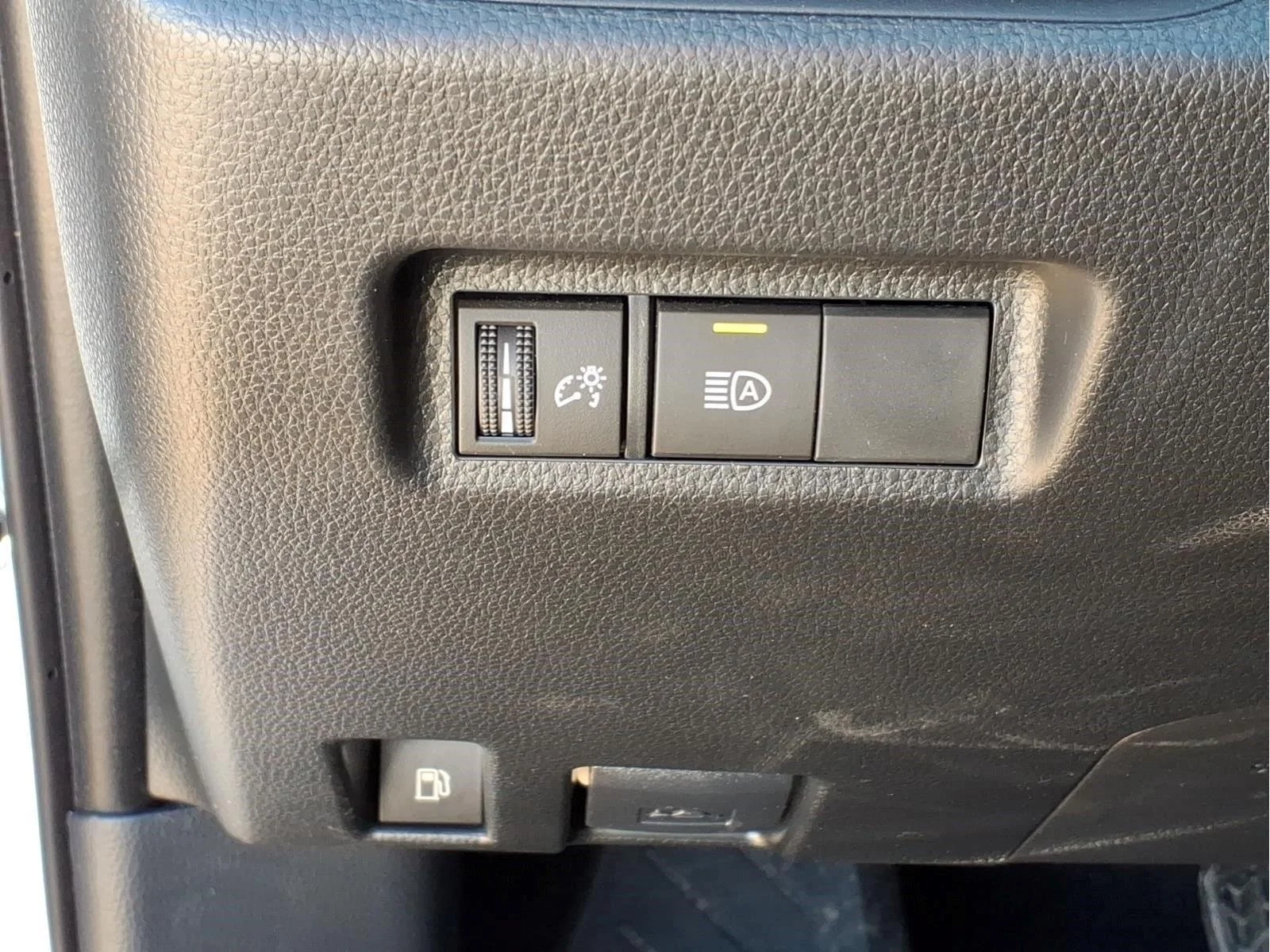 Used 2025 Ice Cap Toyota Hybrid LE image 19