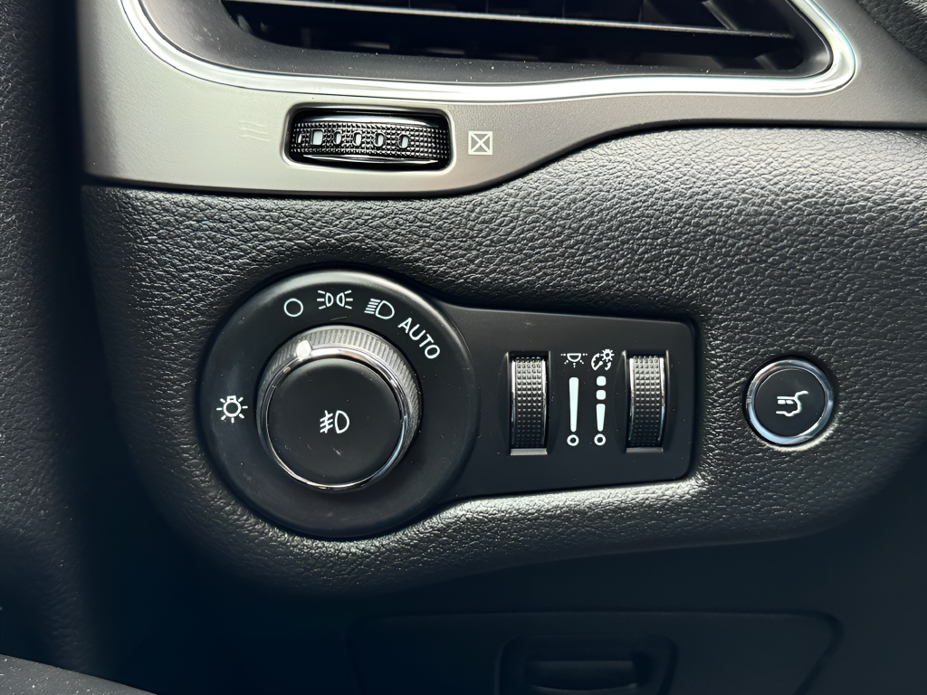 Used 2022 Blue Jeep Latitude Lux image 25