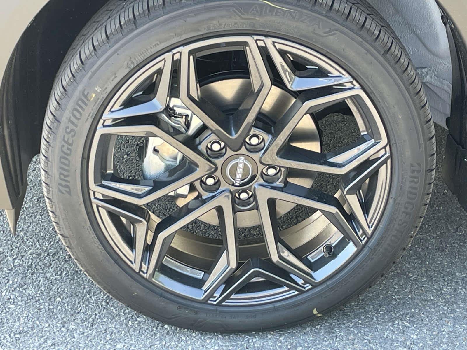 New 2026 Aspen White Tricoat/Super Black Nissan SR image 15
