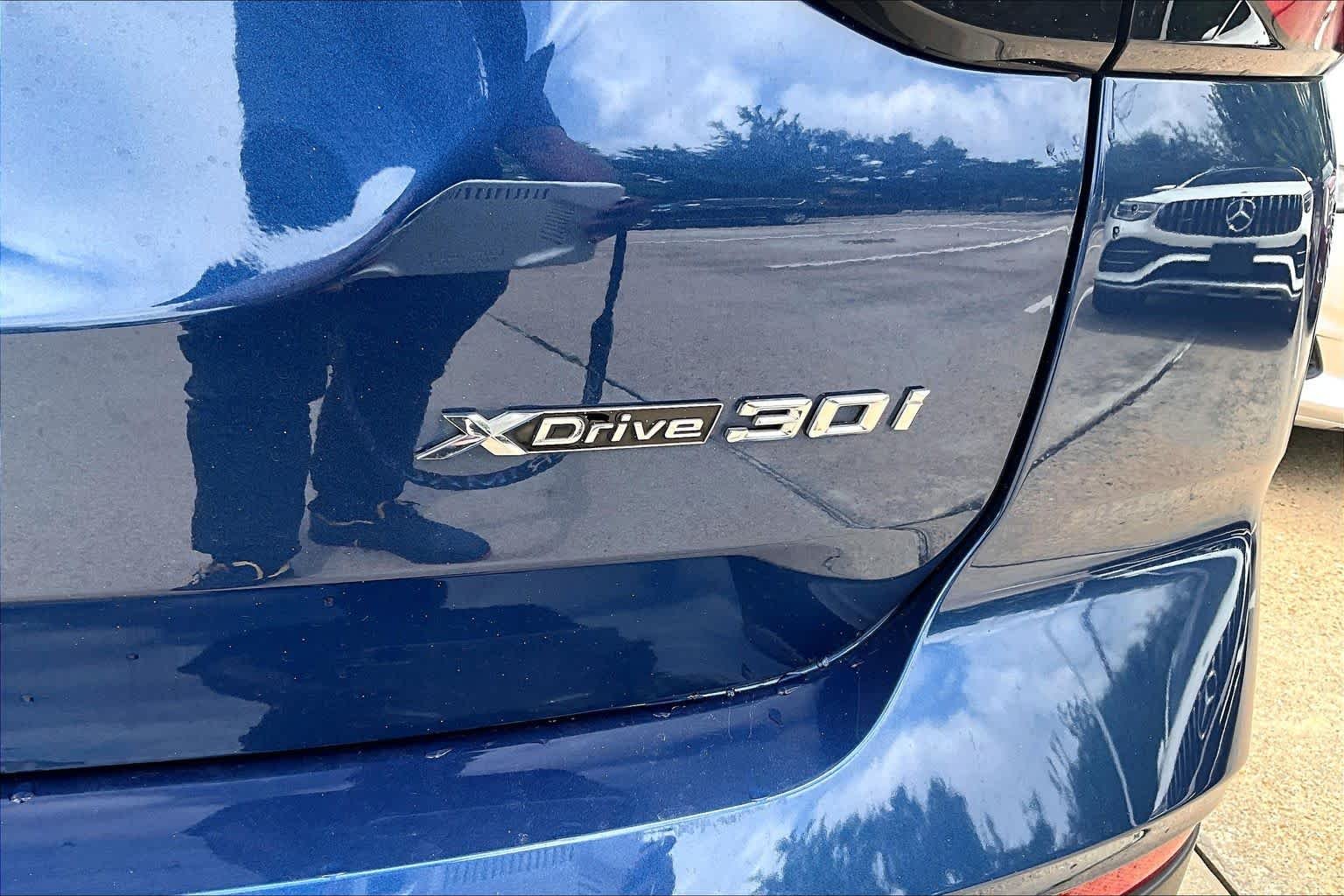 Used 2022 Phytonic Blue Metallic BMW xDrive30i image 9