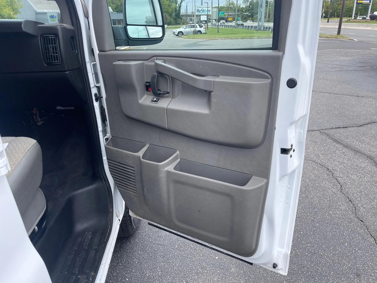 2023 Chevrolet Express Passenger LS - Photo 40