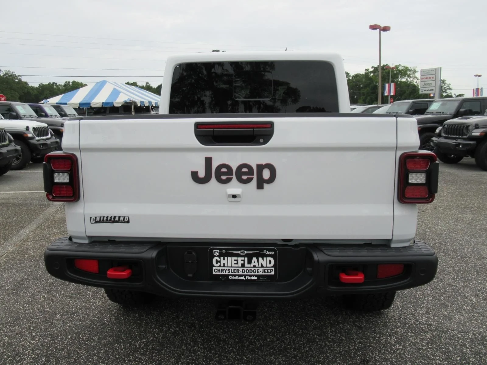 New 2026 Bright White Clear-Coat Exterior Paint Jeep Rubicon X image 6