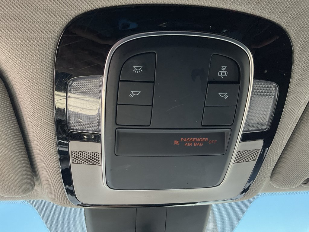 Used 2022 Shimmering Silver Hyundai SE image 32