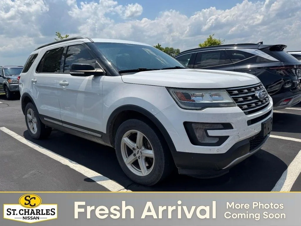 Used 2017 White Ford XLT image 1