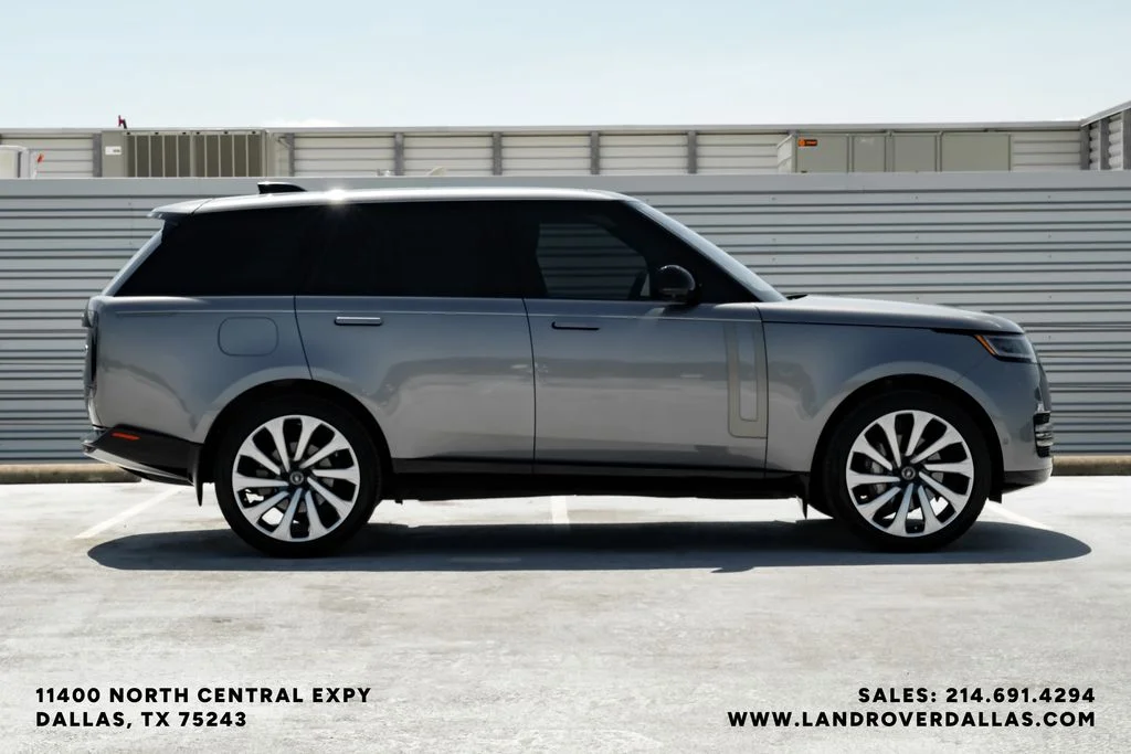 Used 2023 Grey Land Rover SE image 5