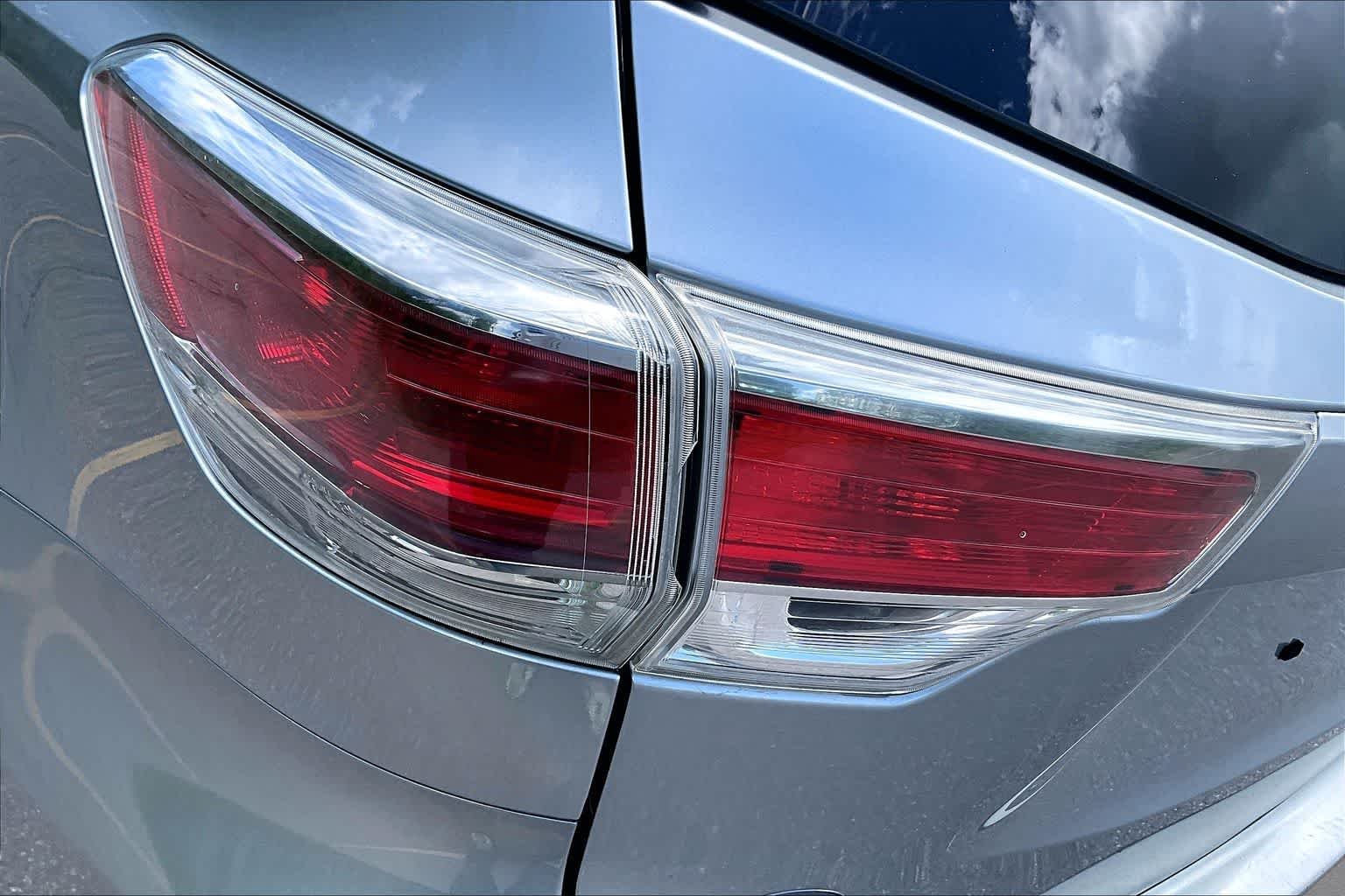 Used 2015 Silver Sky Metallic Toyota XLE image 28