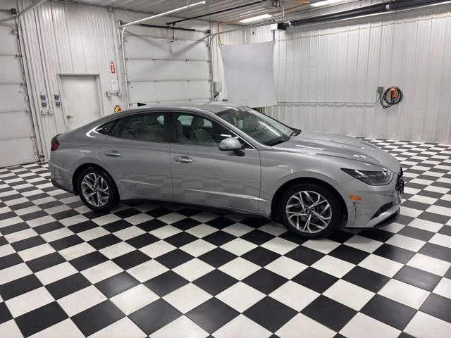 Used 2023 Silver Hyundai SEL image 3