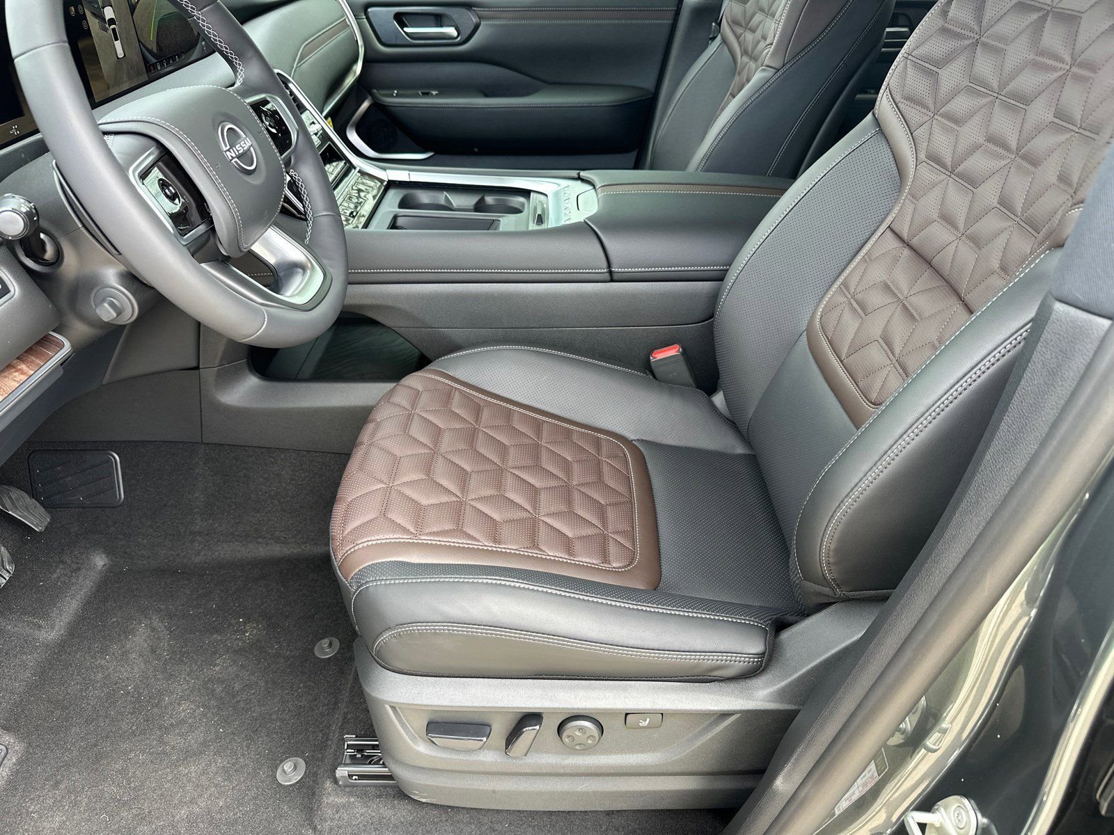 New 2026 White Nissan Platinum Reserve image 9