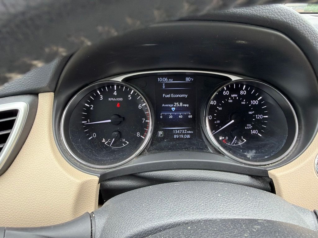 Used 2016 Red Nissan SL image 9