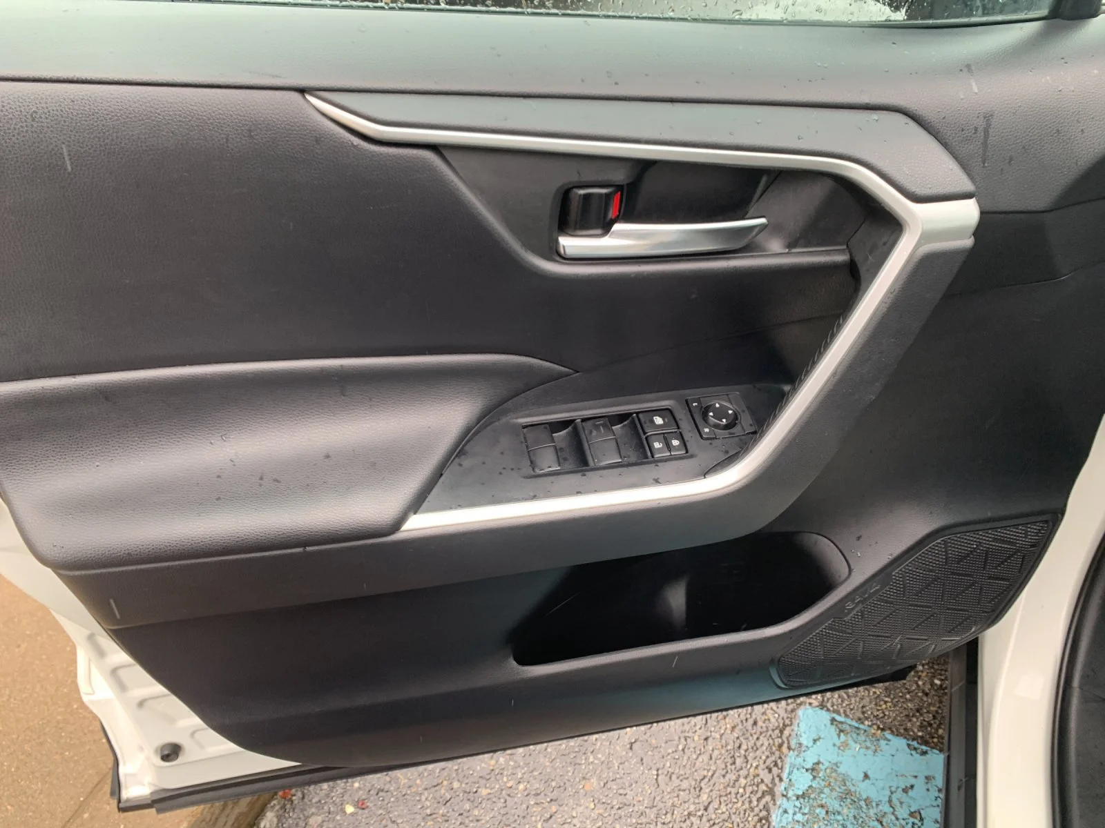 Used 2019 White Toyota XLE image 11