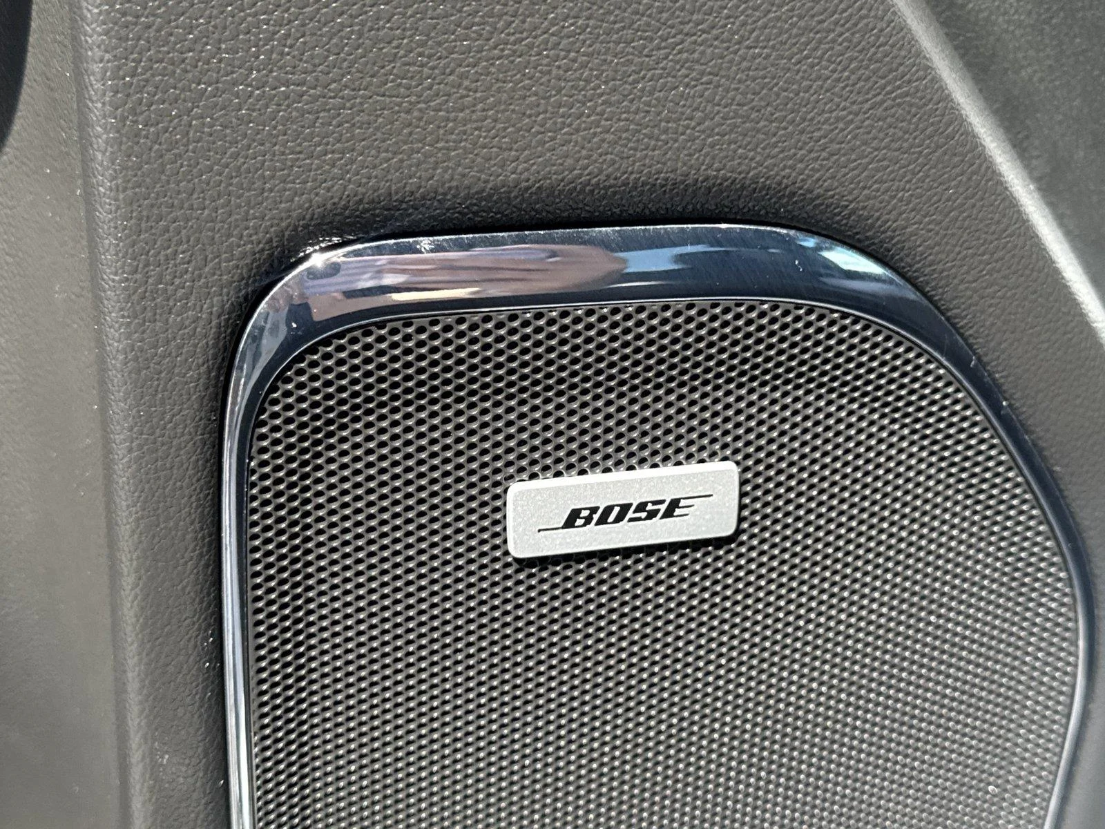 Used 2018 IRIDESCENT PEARL TRICOAT Chevrolet LTZ image 18