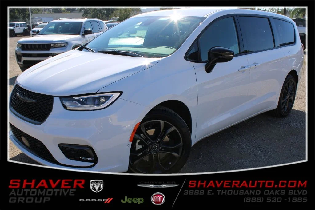 2026 Chrysler Pacifica Select's photo