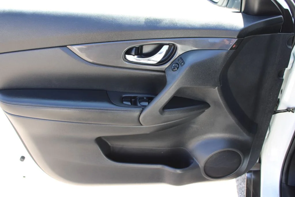 Used 2019 White Nissan SV image 29