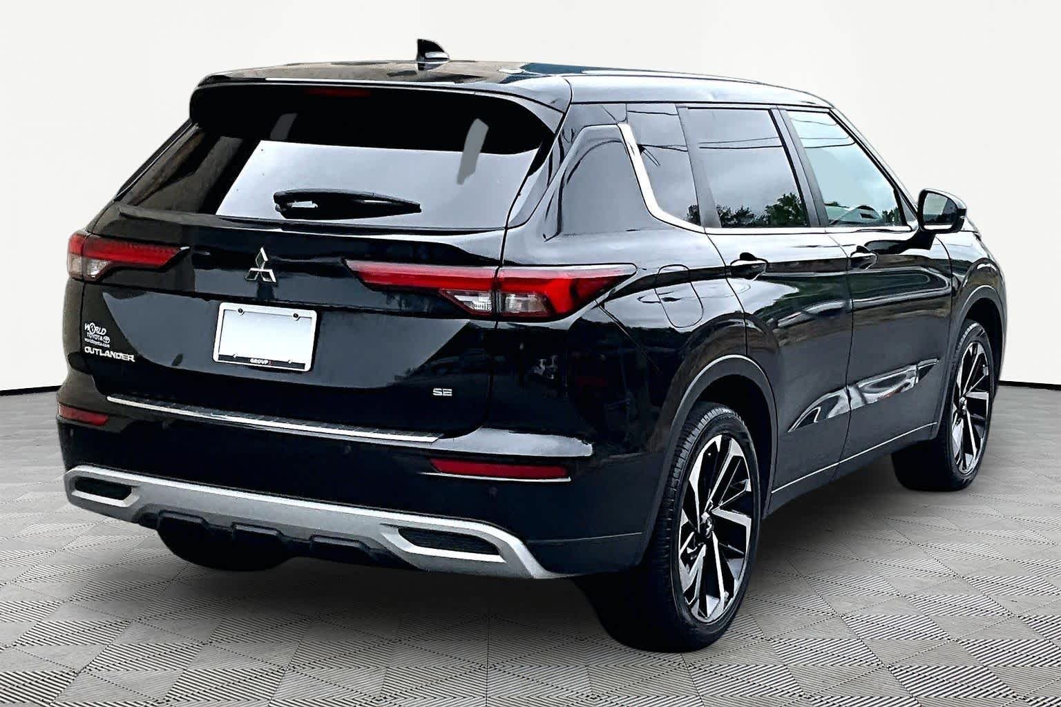 Used 2022 Black Diamond Mitsubishi SE image 13