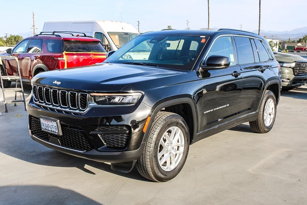 Used 2025 Diamond Black Jeep Laredo X image 4