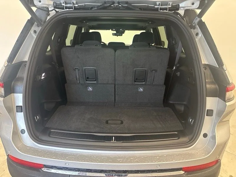 New 2026 Silver Zynith Exterior Paint Jeep Laredo X image 13