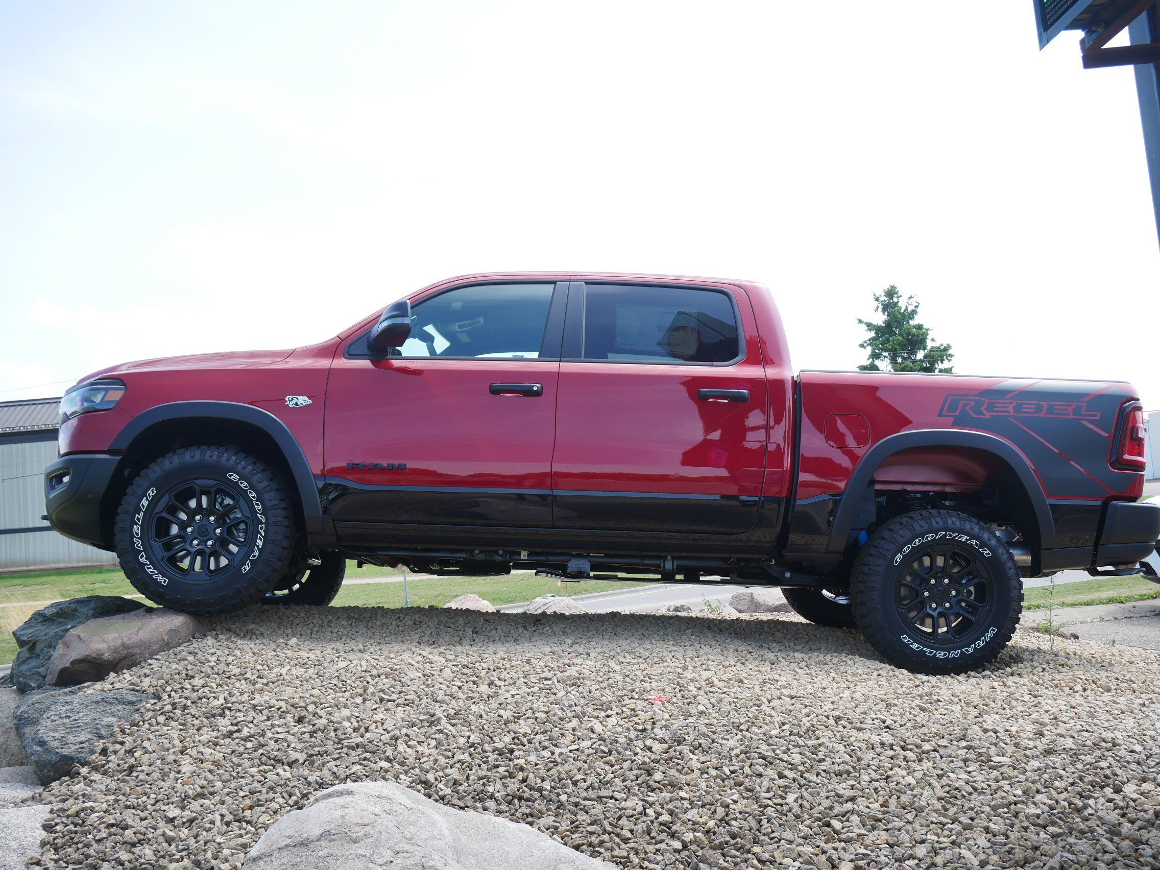 New 2026 Molten Red Pearl-Coat Exterior Paint RAM Rebel image 2