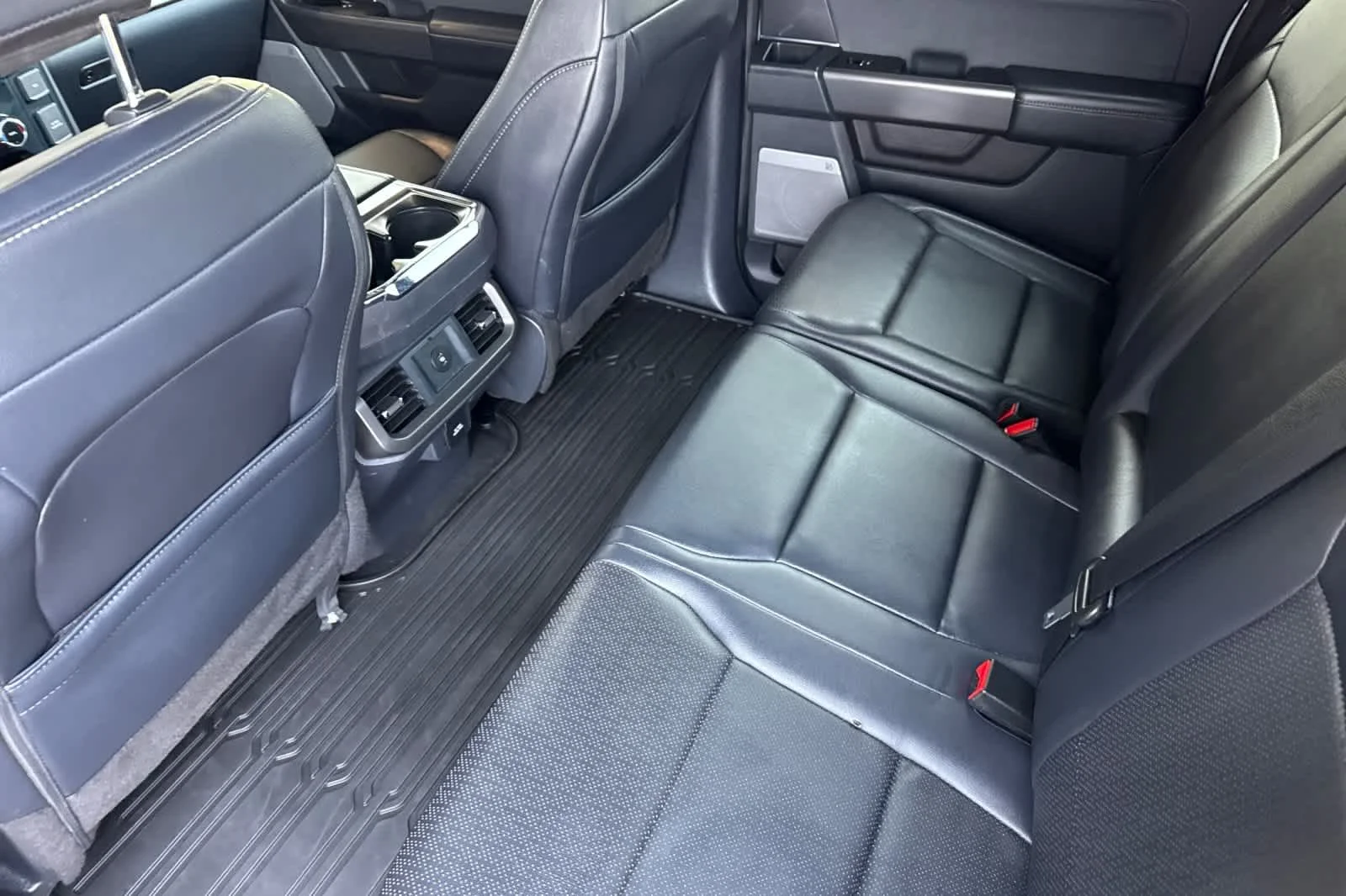 Certified Used 2025 Iconic Silver Metallic Ford LARIAT image 4