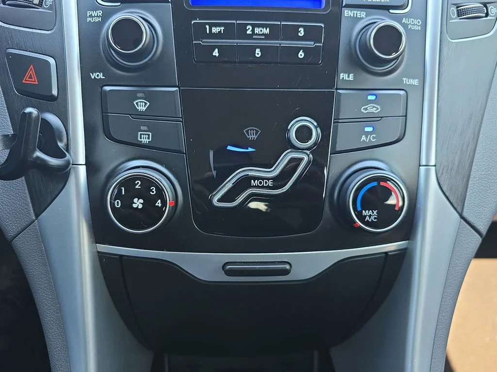 Used 2011 Silver Hyundai SE image 24
