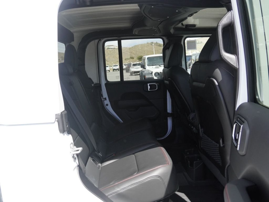 New 2026 Bright White Clear-Coat Exterior Paint Jeep Rubicon image 23