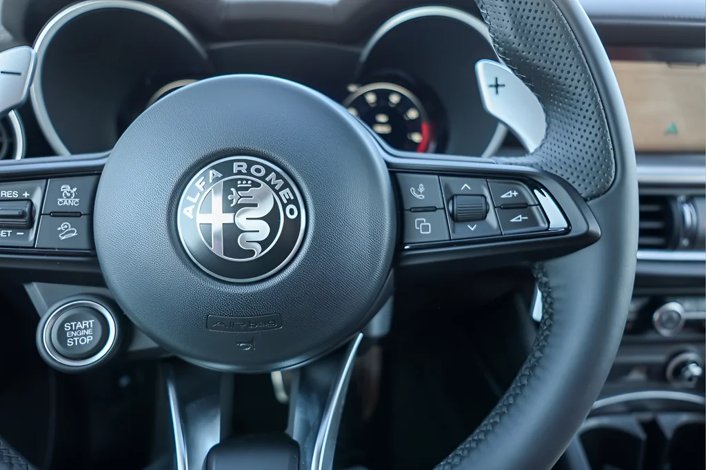 New 2025 White Alfa Romeo Base image 13