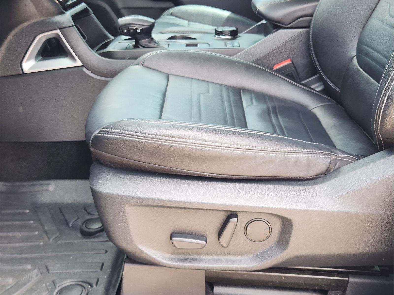 Used 2024 Cactus Gray Ford LARIAT image 23