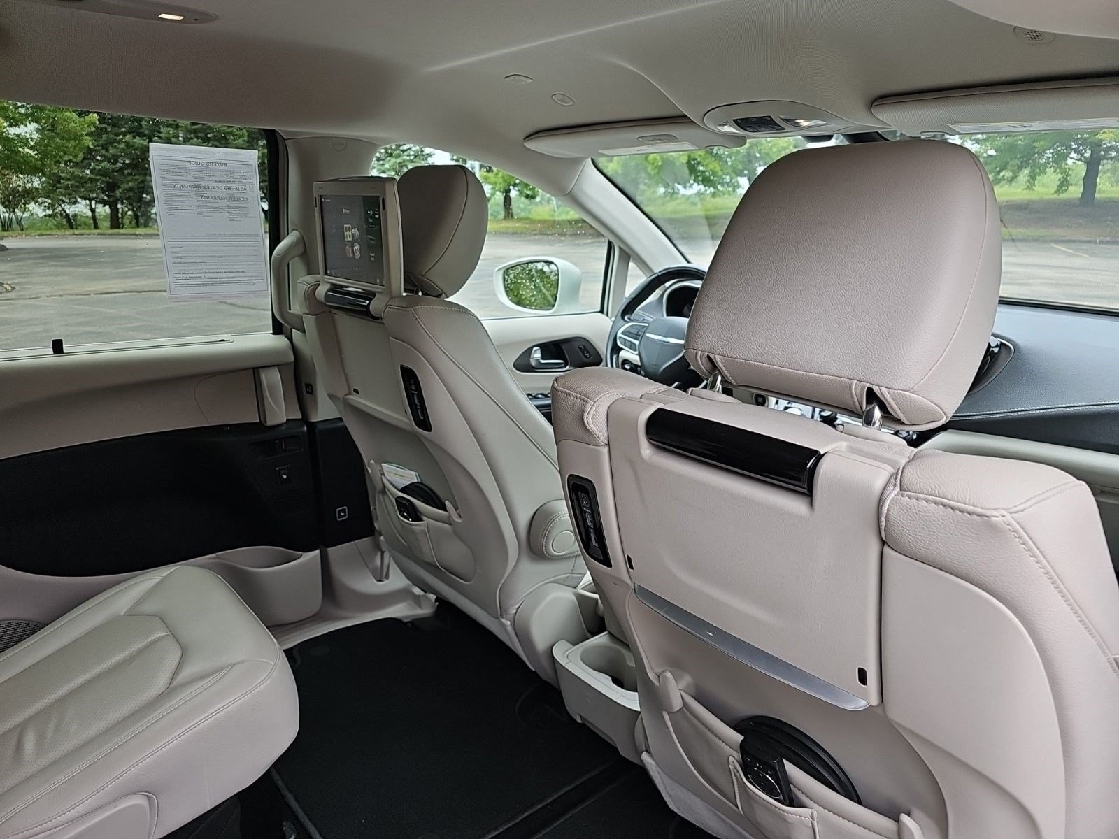 Used 2021 Luxury White Pearlcoat Chrysler Touring L image 16