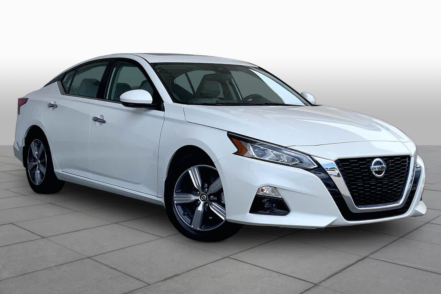 Used 2022 Pearl White Tricoat Nissan 2.5 SL image 3