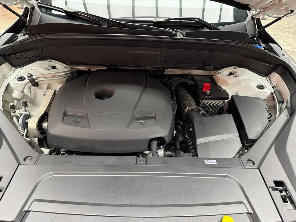 Used 2021 White Volvo T6 Momentum image 30