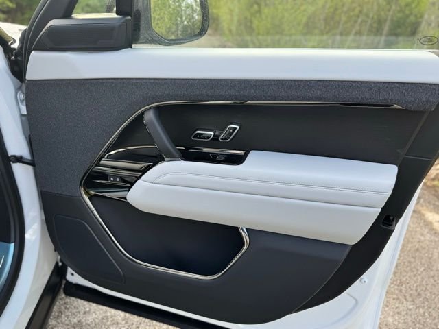 New 2026 Ostuni Pearl White LAND ROVER SE image 18