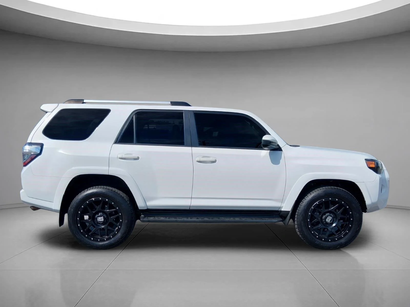Used 2019 Super White Toyota SR5 image 6