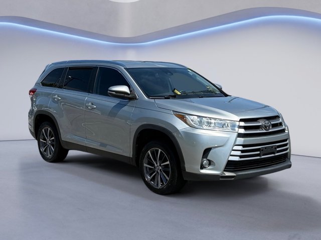 Pre-Owned 2019 Toyota Highlander XLE FWD Sport Utility