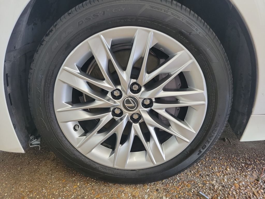 Used 2018 White Lexus 500 Base image 39