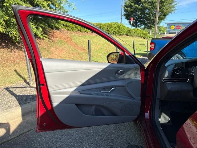 Used 2024 Red Hyundai SEL image 6