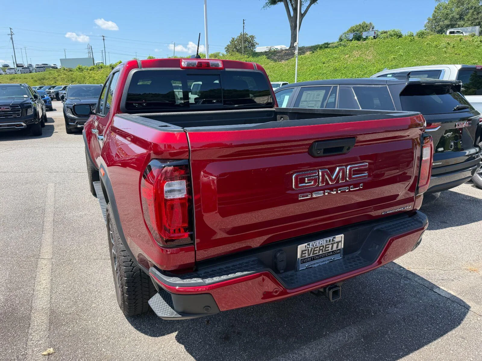 Used 2023 VOLCANIC RED TINTCOAT GMC 4WD Denali image 4