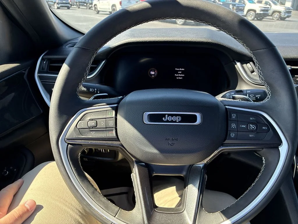 Used 2023 White/off-white Jeep Altitude image 14