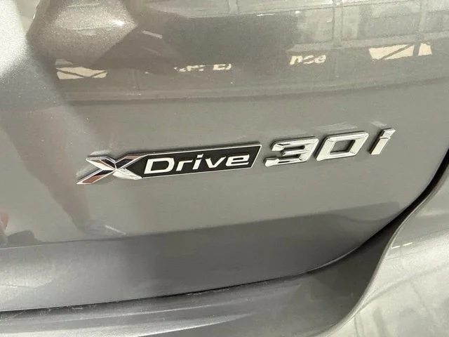 Used 2024 Gray BMW xDrive30i image 10