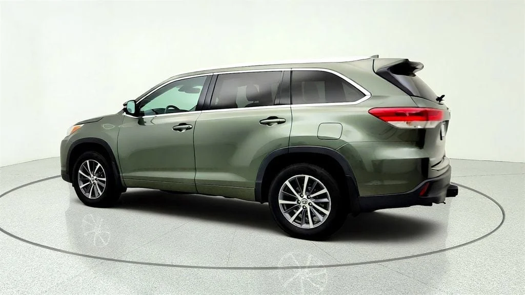 Used 2018 Alumina Jade Metallic Toyota XLE V6 AWD w/ Tow Hitch Receiver image 7
