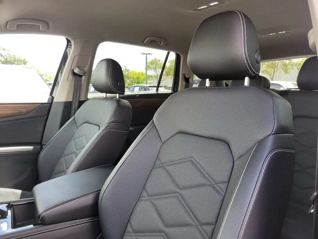 Used 2026  Volkswagen SE w/Technology image 14