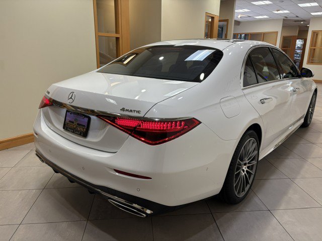 New 2026 MANUFAKTUR Moonlight White Metallic Mercedes-Benz 4MATIC® image 32