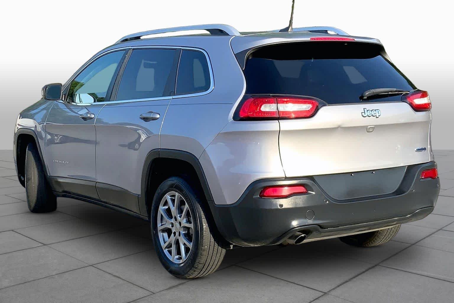 Used 2018 Billet Silver Metallic Clearcoat Jeep Latitude Plus image 11