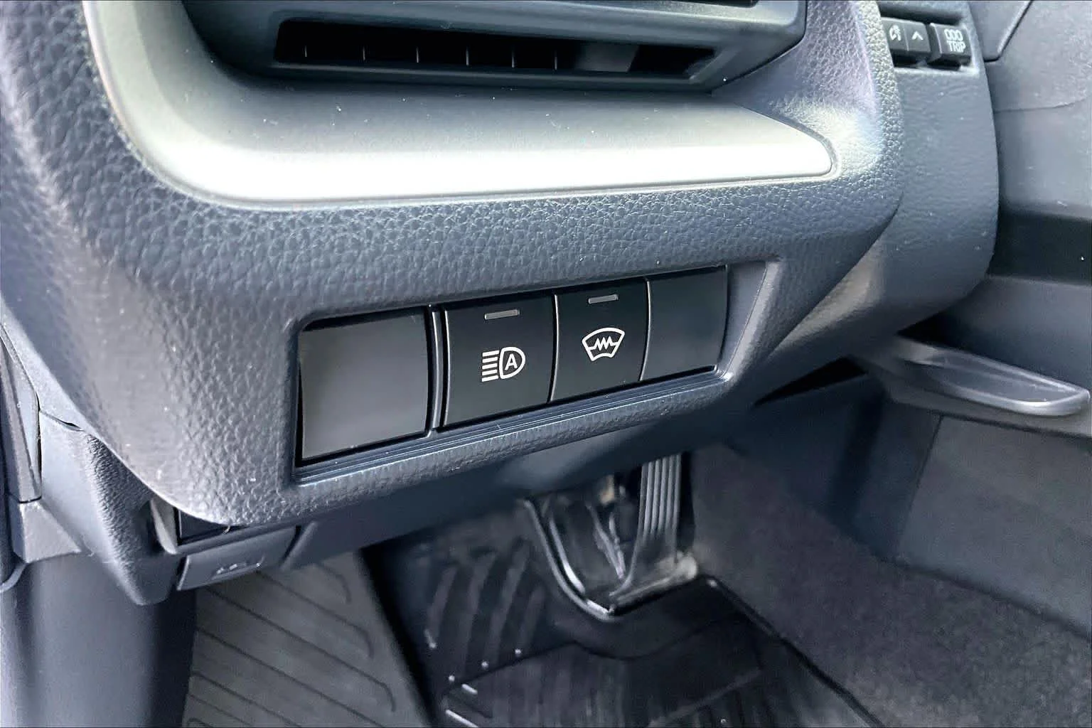 Used 2024 Wind Chill Pearl Toyota LE image 32