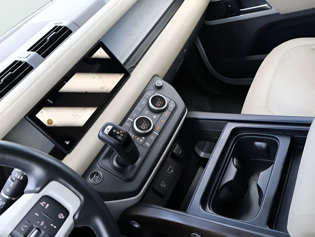 Used 2024 Fuji White Land Rover  image 18