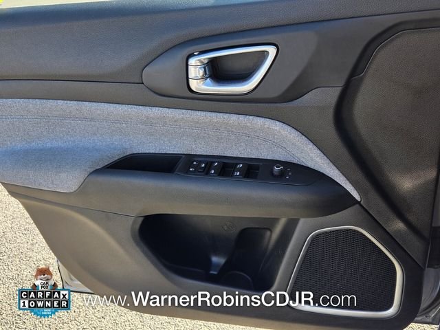 Used 2024  Jeep Latitude image 31