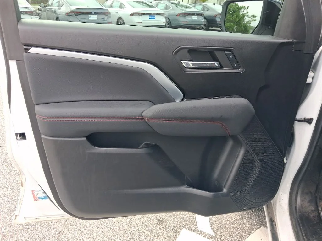 Used 2023 White Chevrolet Z71 image 20