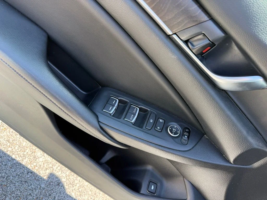 Used 2018 White Honda EX image 6