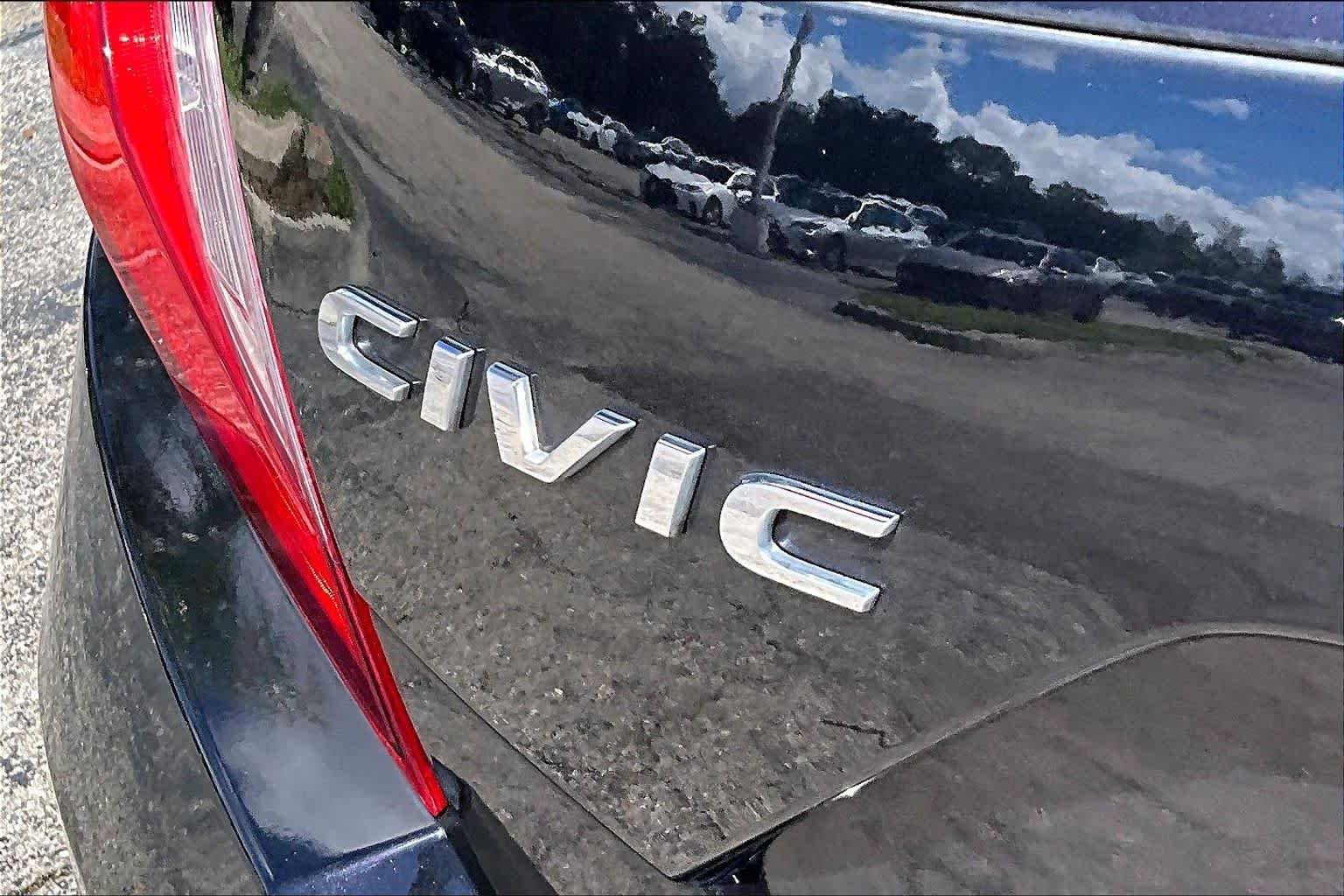 Used 2018  Honda LX image 10
