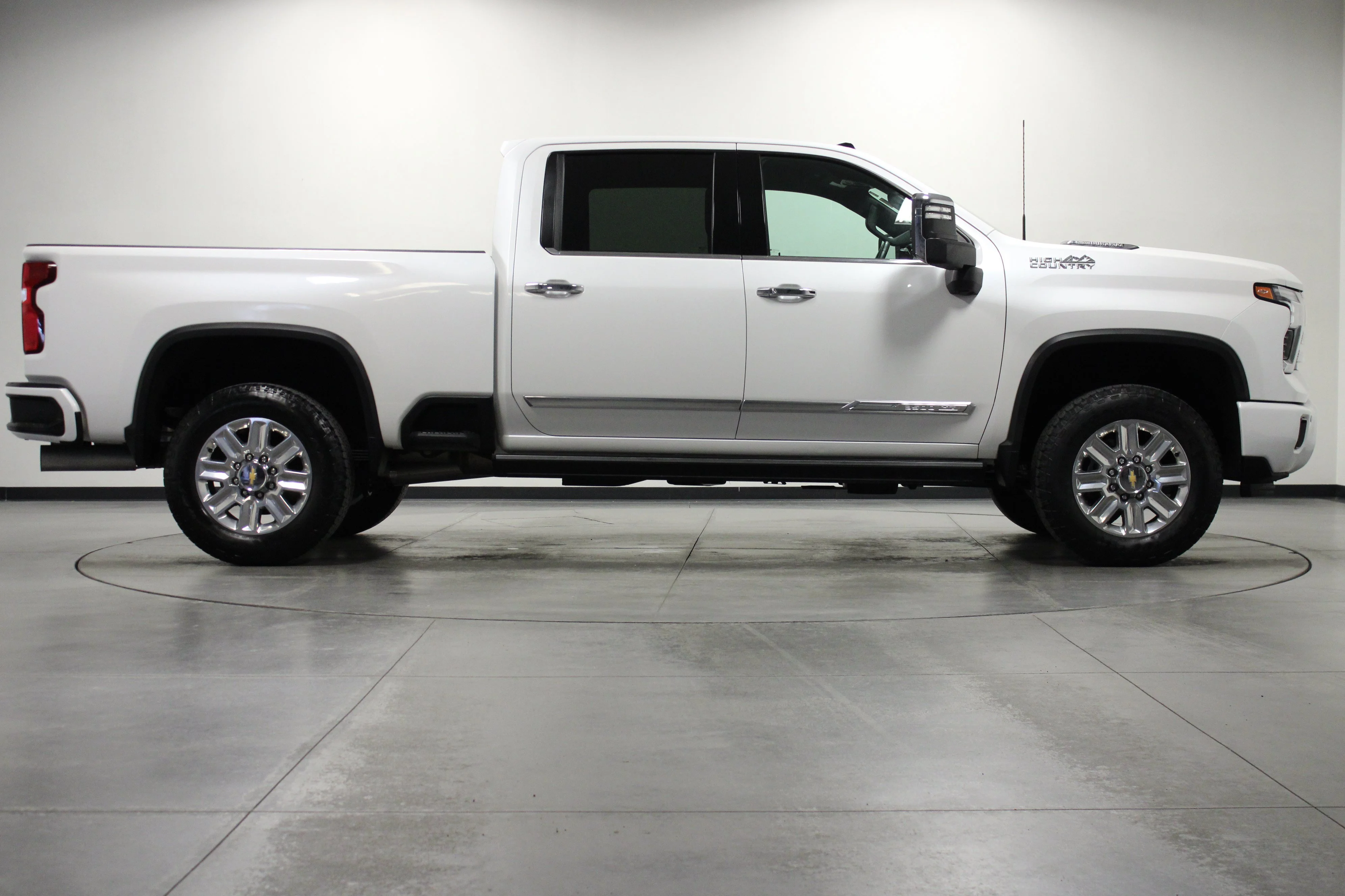 Used 2024 Iridescent Pearl Tricoat Chevrolet High Country image 3