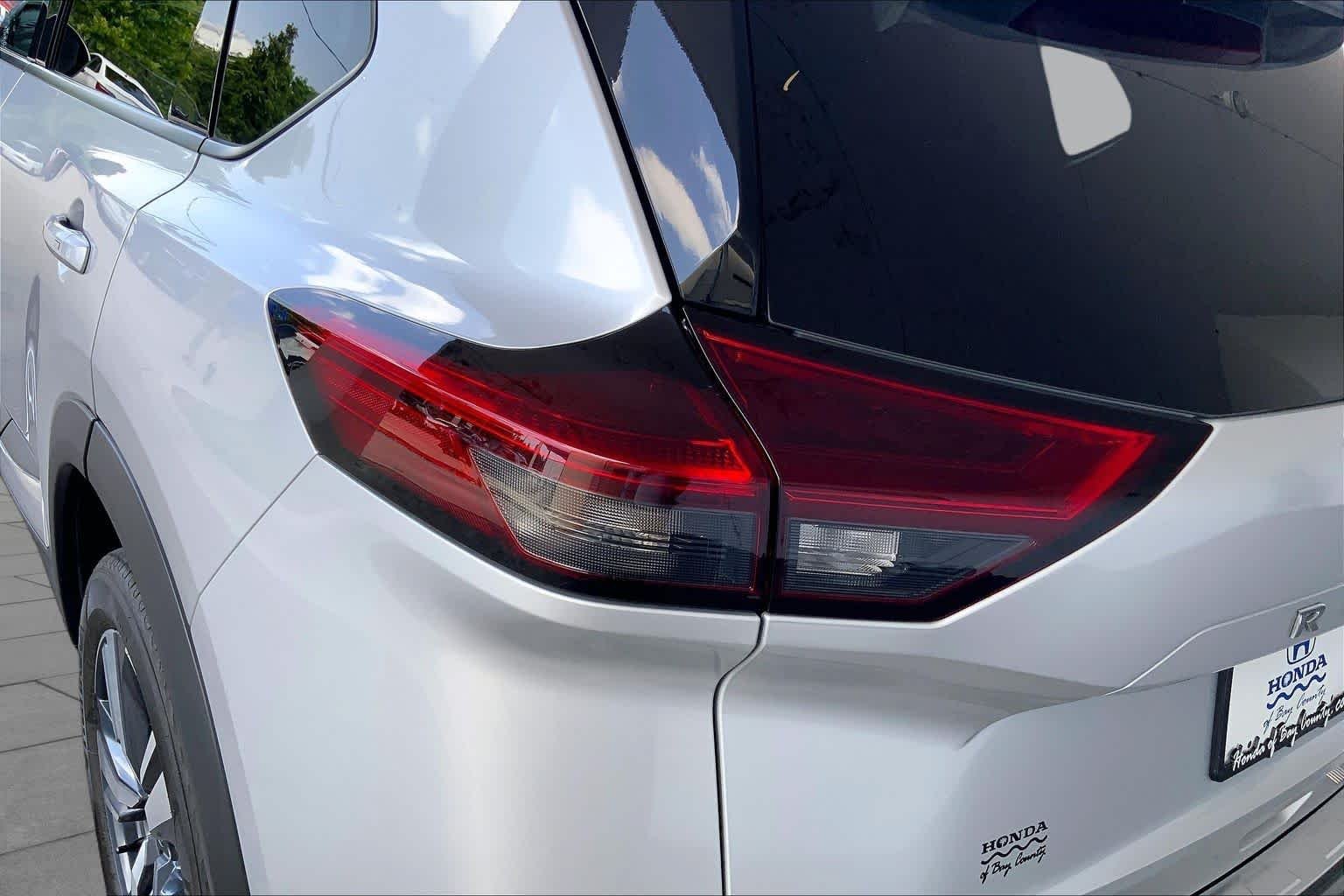 Used 2021 Brilliant Silver Metallic Nissan SL image 28