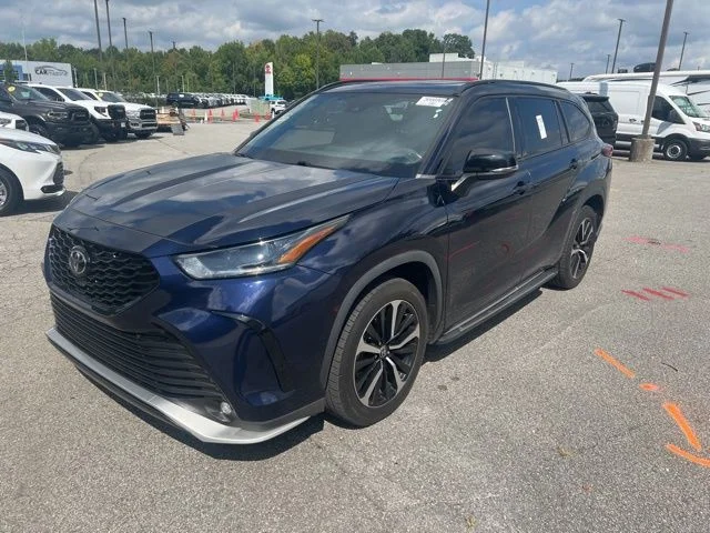 Used 2022  Toyota XSE image 4